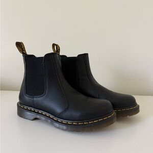 Women’s Dr. Martens Smooth Leather Chelsea Boots | Size 9